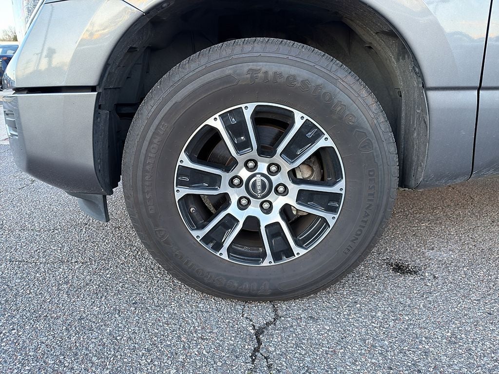 2023 Nissan Titan SV