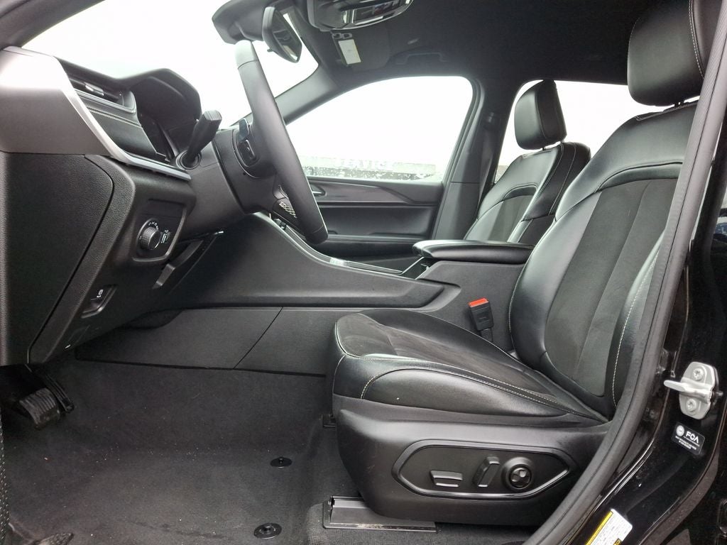 2024 Jeep Grand Cherokee L Laredo / Altitude