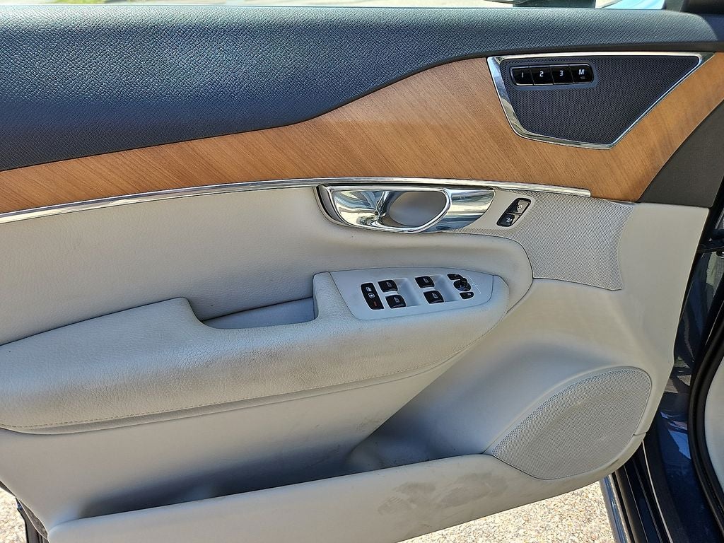 2021 Volvo XC90 T6 Momentum 7 Passenger