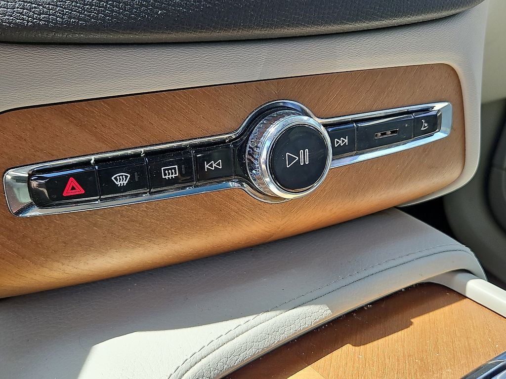 2021 Volvo XC90 T6 Momentum 7 Passenger