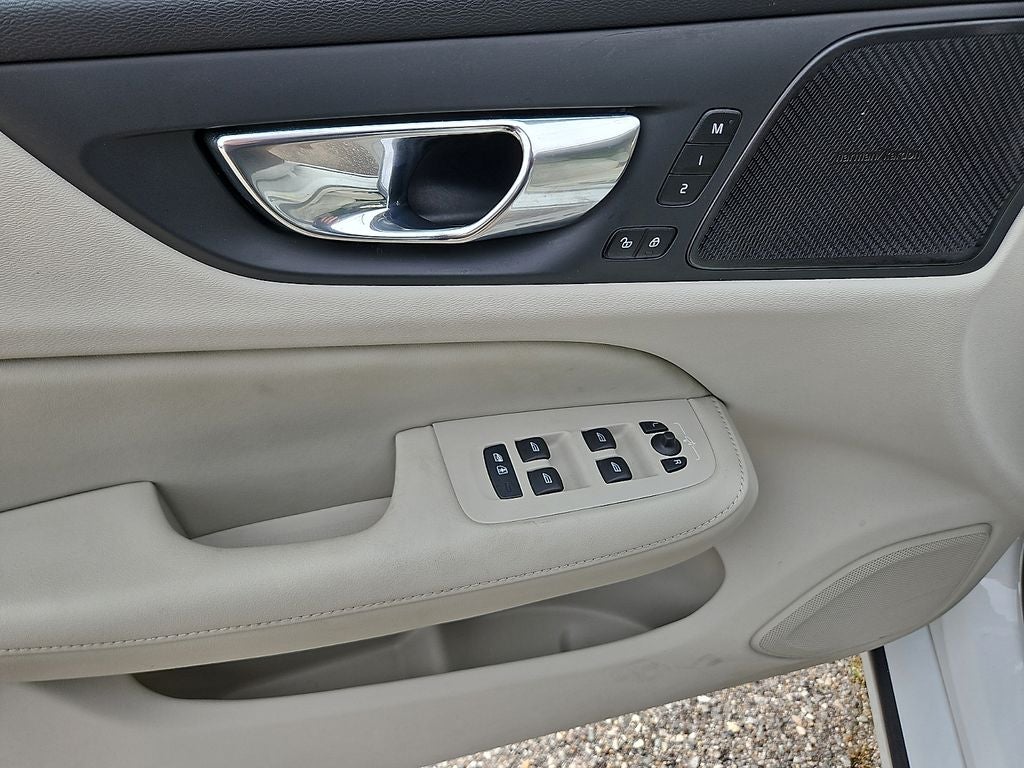 2023 Volvo S60 Plus Dark Theme