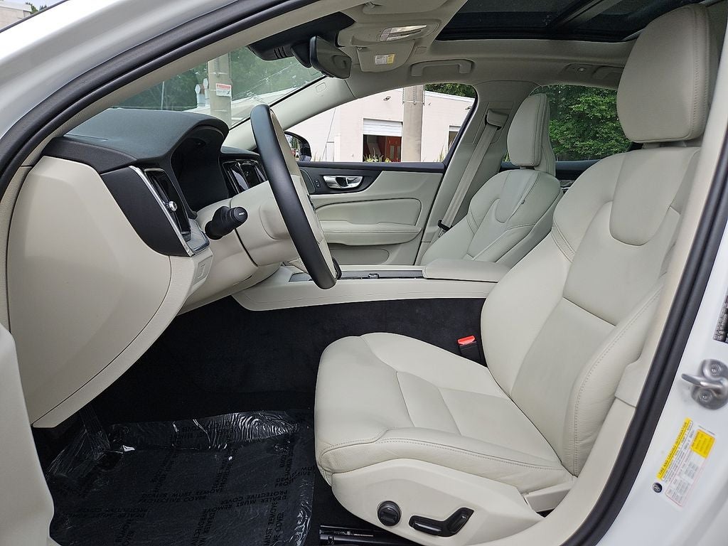 2023 Volvo S60 Plus Dark Theme