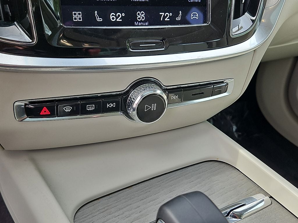 2023 Volvo S60 Plus Dark Theme