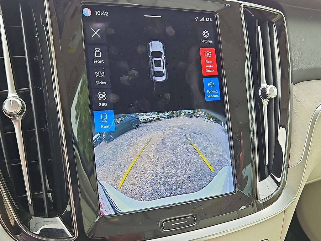 2023 Volvo S60 Plus Dark Theme