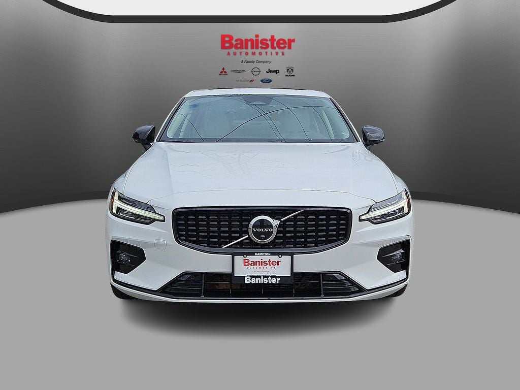 2023 Volvo S60 Plus Dark Theme