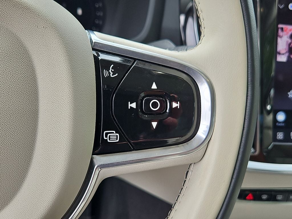 2023 Volvo S60 Plus Dark Theme