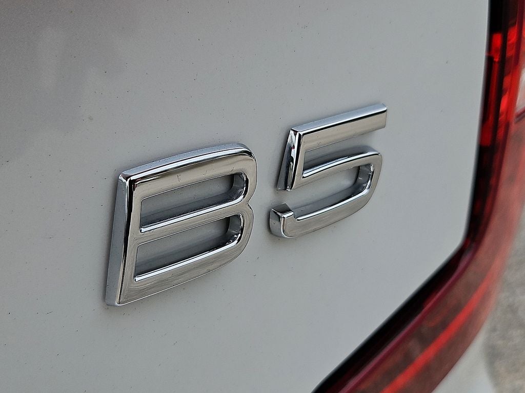 2023 Volvo S60 Plus Dark Theme