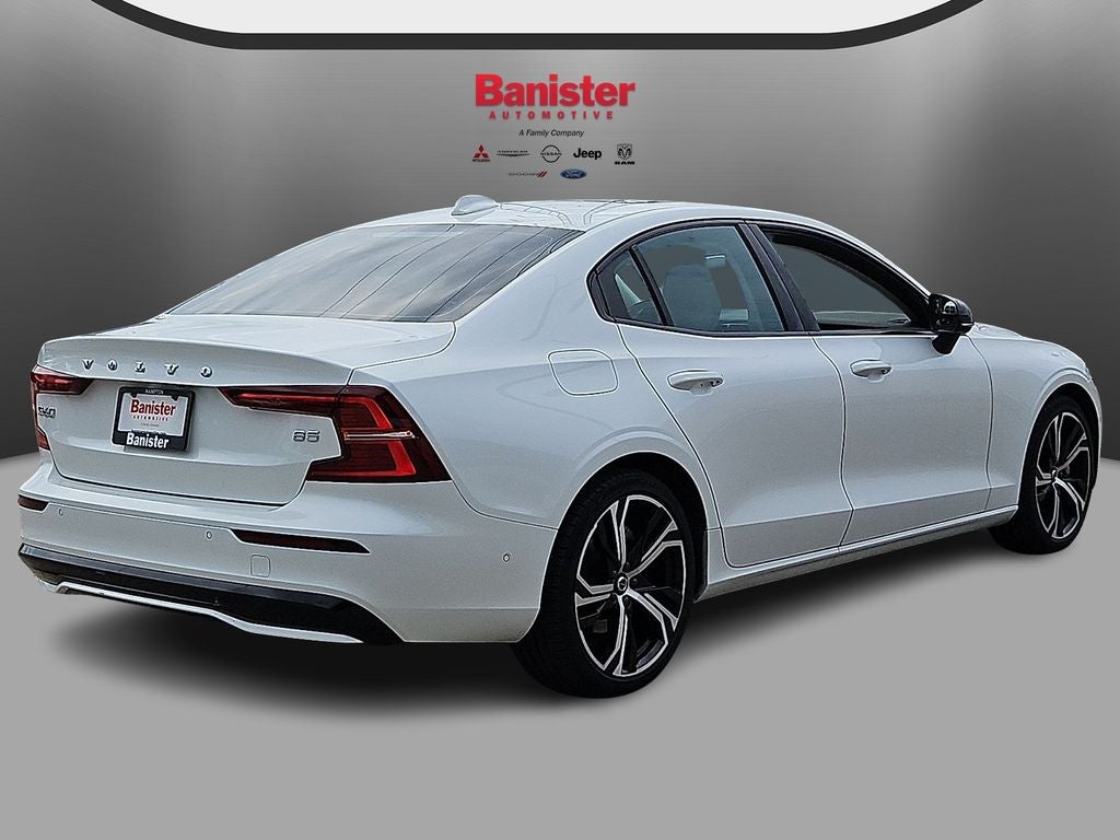 2023 Volvo S60 Plus Dark Theme