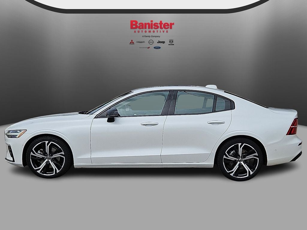 2023 Volvo S60 Plus Dark Theme