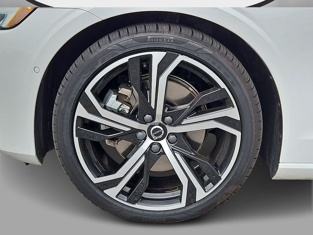2023 Volvo S60 Plus Dark Theme
